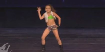 Esta es la niña que se volvió sensación en Internet por su increíble baile (Video)