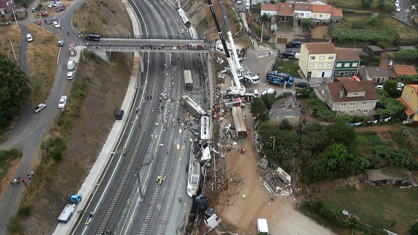 La muerte de una estadounidense eleva a 79 las víctimas en accidente de tren