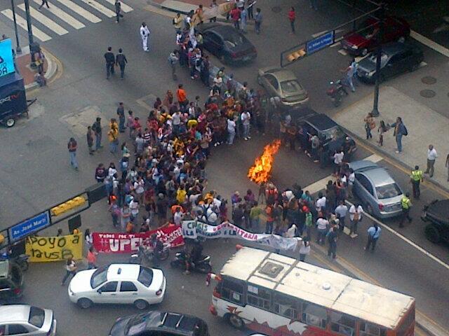 Estudiantes quemaron un “Judas” para exigir respuesta del Ministerio (Foto)