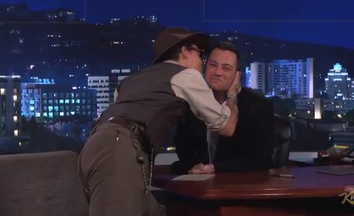 Johnny Depp besa en la boca a su entrevistador (Video)