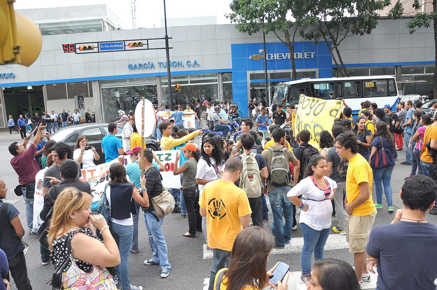 Así protestaron los estudiantes en la avenida Francisco de Miranda (Fotos)
