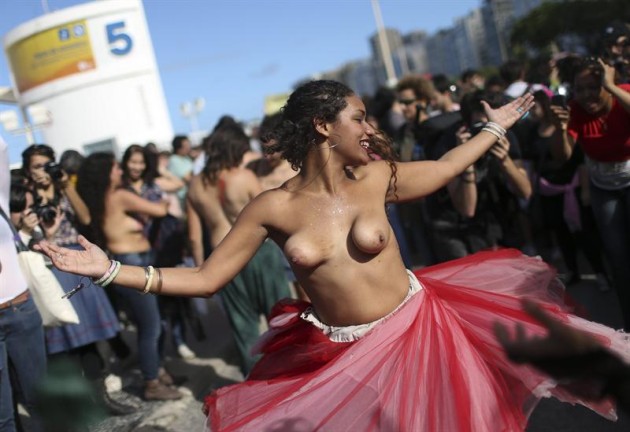 Estas brasileras semidesnudas se enfrentaron a los católicos durante la visita del Papa (FOTOS)