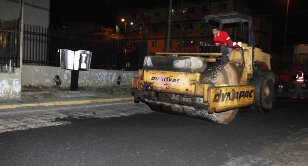 Éstas son las vías que estarán asfaltando esta noche en Caracas