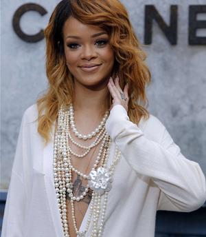 A Rihanna le arrojaron papas fritas por llegar tarde al concierto