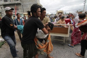 Mueren seis niños tras derrumbarse mezquita por sismo en Indonesia (Fotos)
