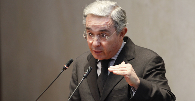 Uribe pide protección internacional para exministro buscado por la Justicia
