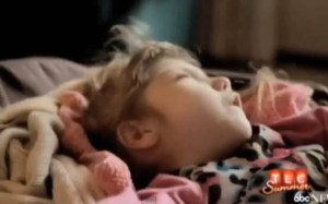 La niña de 8 años que tiene aspecto de bebé (Video)