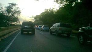 Asfaltado en la Cota Mil a la altura de Altamira genera fuerte retraso