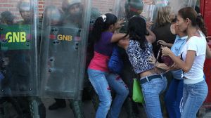 GNB arremetió contra manifestantes en El Valle
