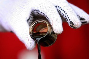 Precio del petróleo venezolano cae más de tres dólares