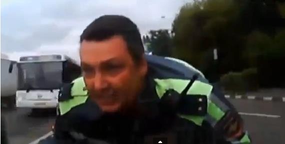 No quiso pagar una multa y por eso se llevó al policía por delante (Video)