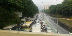 Colapsa la autopista Valle-Coche por autobús accidentado