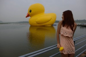 Los pequineses pagan para tomarse fotos con su pato amarillo gigante