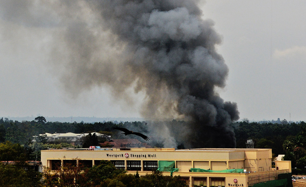 Explosiones, intenso tiroteo y humareda negra en centro comercial de Nairobi