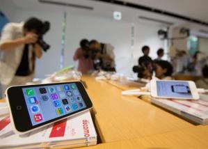 El iPhone 5s y 5c ya comenzó a venderse en Japón (Fotos)