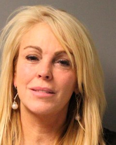 Mira a la mamá de Lindsay Lohan detenida después de manejar borracha