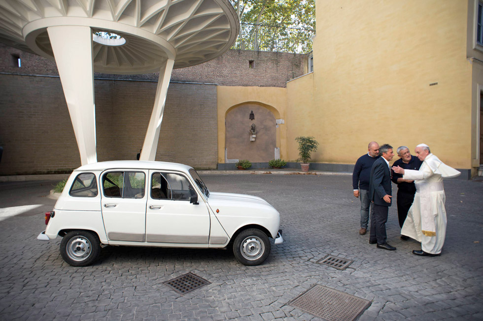 Club Renault inscribe al papa Francisco como socio vitalicio