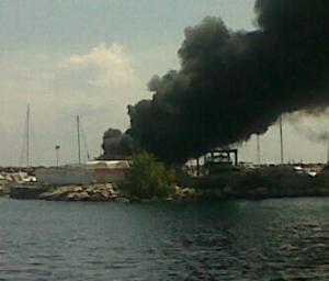 Al menos dos heridos por incendio de una cisterna de combustible en Marina Caraballeda