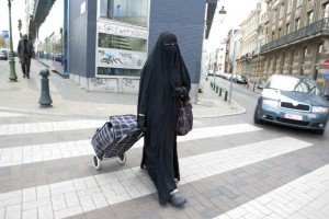 Mujer escandaliza a Afganistán mostrando sus piernas en la calle