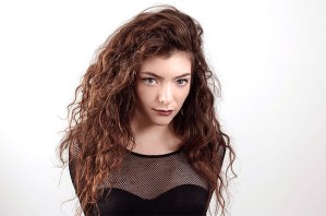 Lorde estrena su video Yellow Flicker Beat canción principal de “Sinsajo” Parte 1 (Video)