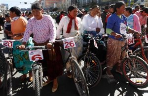 Colorida carrera ciclista de “cholitas” en Bolivia (Fotos)