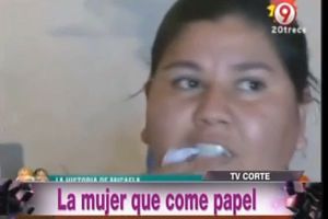 Esta chica come papel higiénico para calmar la ansiedad (Video)