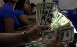 Menos ingresos y más gastos dejan a Venezuela sin divisas