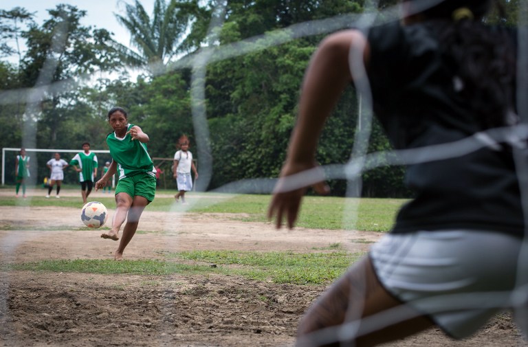 Un inusual torneo de fútbol reúne a indígenas y reinas de belleza (Fotos)