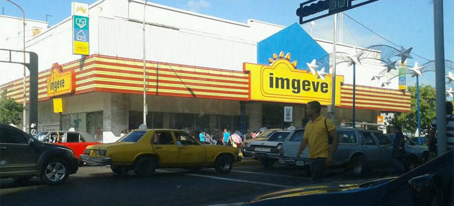 Largas colas en Maracaibo para comprar electrodomésticos (Fotos)