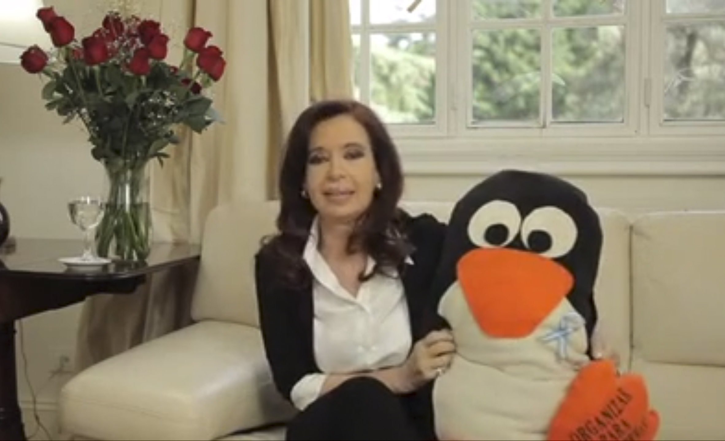 Cristina Fernández reaparece con un pingüino de peluche gigante (Foto)