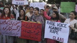 Niña de 4 años en estado crítico tras ser violada por un maestro en Pakistán