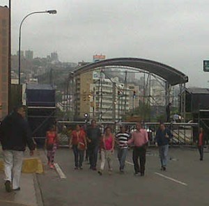 Tarima en la Gran Avenida Venezuela genera fuerte tráfico en la zona
