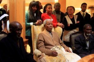 Familia de Mandela se enfrenta luego de su entierro