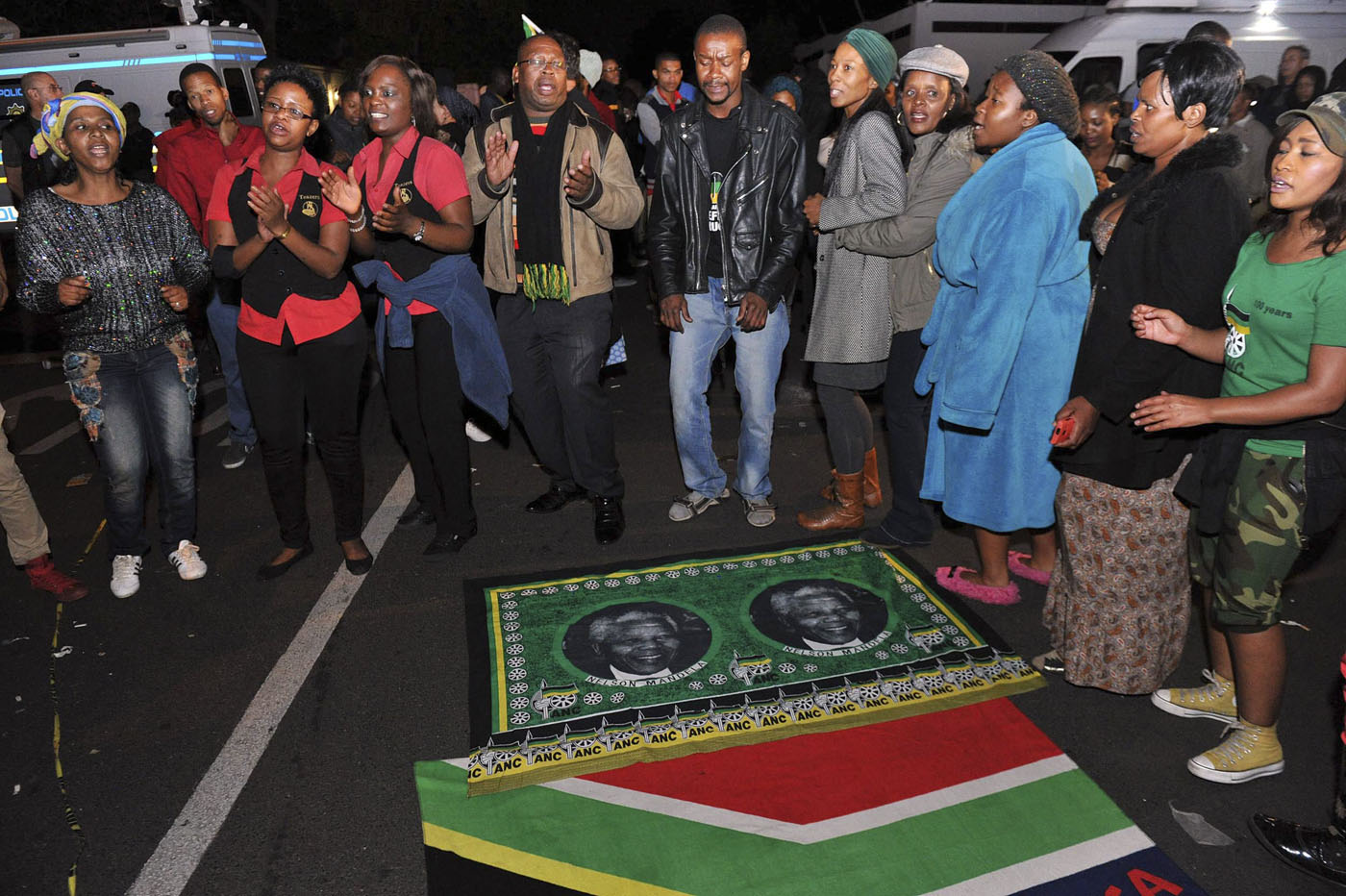 Cantos y danzas frente a la casa de Mandela (Fotos y Video)