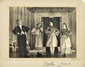 A subasta fotos de la reina Isabel II actuando en pantomimas
