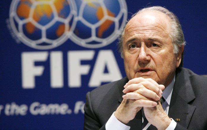 Blatter dispuesto a sancionar a jugadores que finjan lesiones