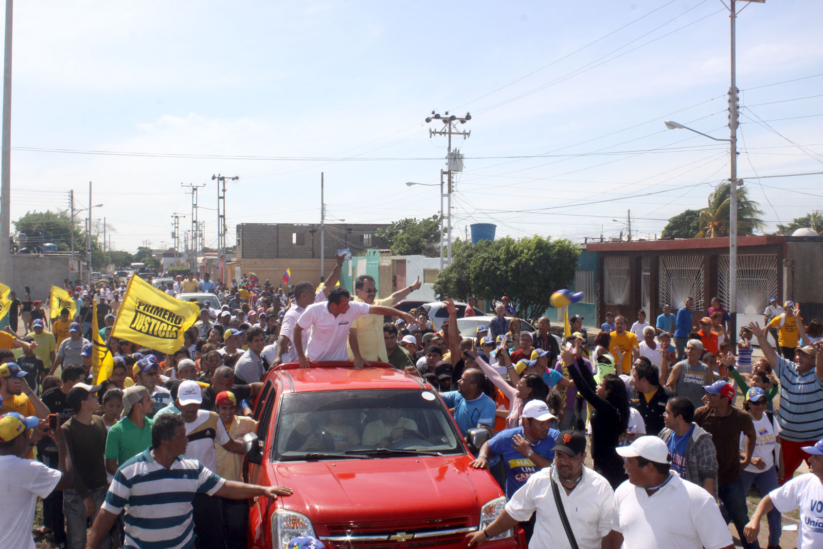 Capriles: No ir a votar es regalarle el voto al Gobierno