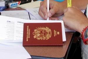 Cobran hasta tres mil bolívares por un pasaporte