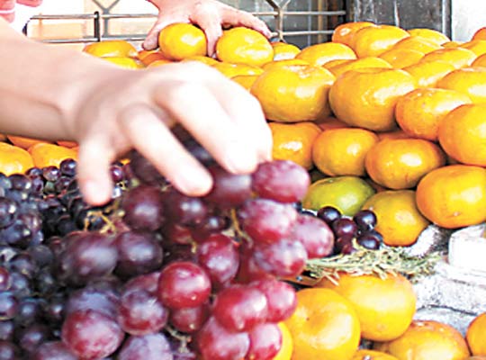 Venezolanos usan mandarinas para los deseos de fin de año ante el alto costo de las uvas