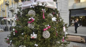 Retiran árbol de navidad decorado con juguetes sexuales