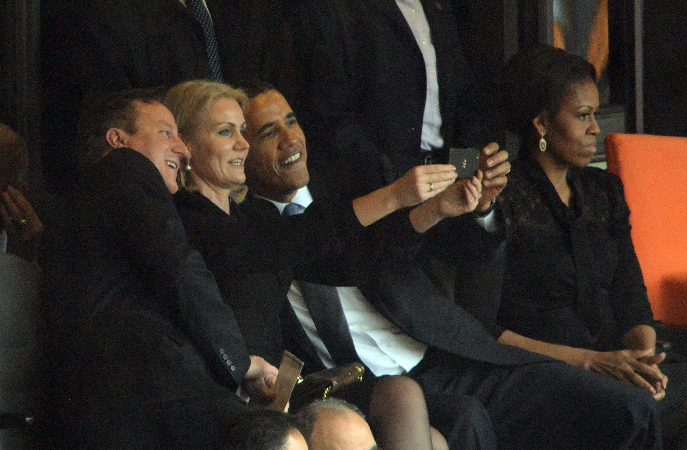 Cameron bromea en el Parlamento sobre la foto con Obama y la premier danesa