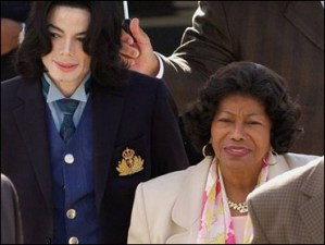 Madre de Michael Jackson busca “enredar las cosas”, según abogados