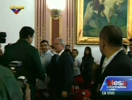 Así fue el saludo de Maduro a los alcaldes opositores (Video)
