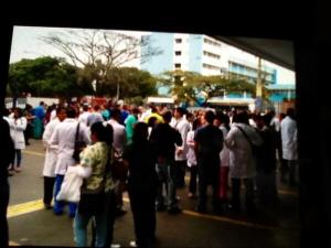 Apuñalan a médico residente en el hospital Pérez Carreño (Fotos)