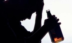 Más de dos bebidas alcohólicas al día pueden acelerar la pérdida de memoria