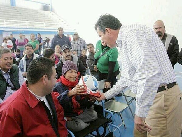 Gobernador mexicano le regaló una pelota de fútbol a niño sin piernas (Foto)
