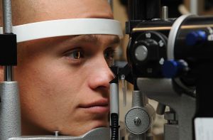 Cirujanos británicos emplean terapia genética para tratar la ceguera