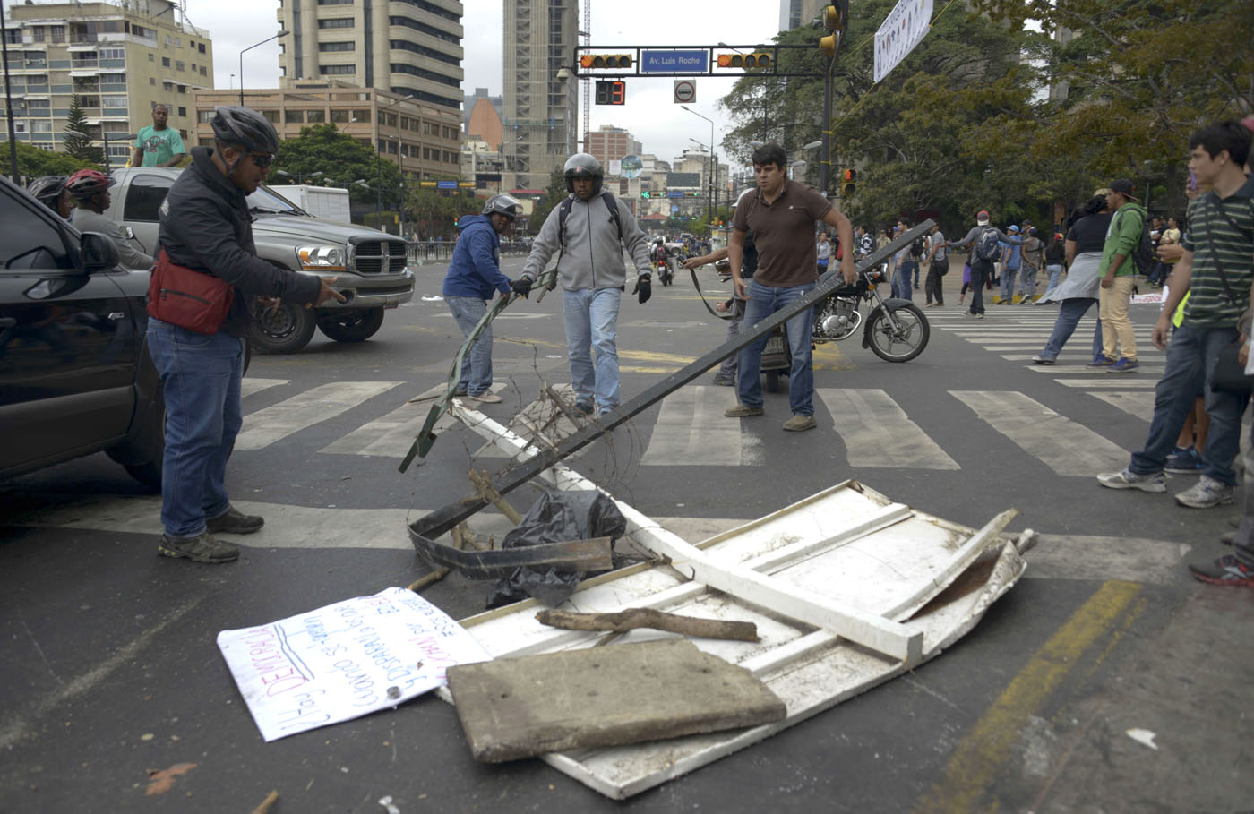 Reportan barricadas en varias vías de Caracas este 27F