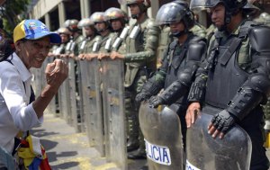 Opositores frente al Palacio de Justicia de Caracas a la espera de Leopoldo López (Fotos)