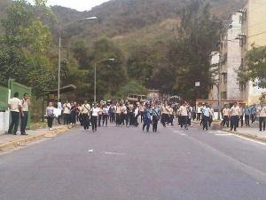 Estudiantes del Liceo Caricuao se unen a la manifestación (Foto)